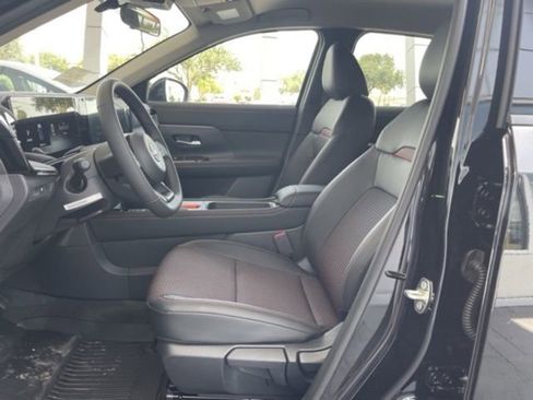 Certified 2025 Nissan Kicks SR FWD image 16