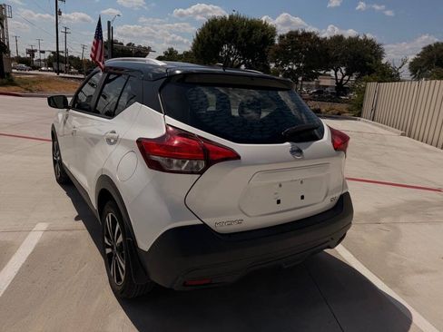 Used 2019 Nissan Kicks SV FWD image 3