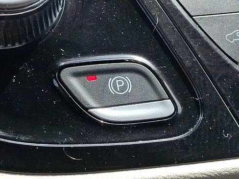 Used 2024 Chrysler Pacifica Touring-L FWD image 23