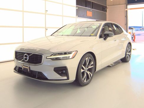 Used 2019 Volvo S60 T6 R-Design image 5