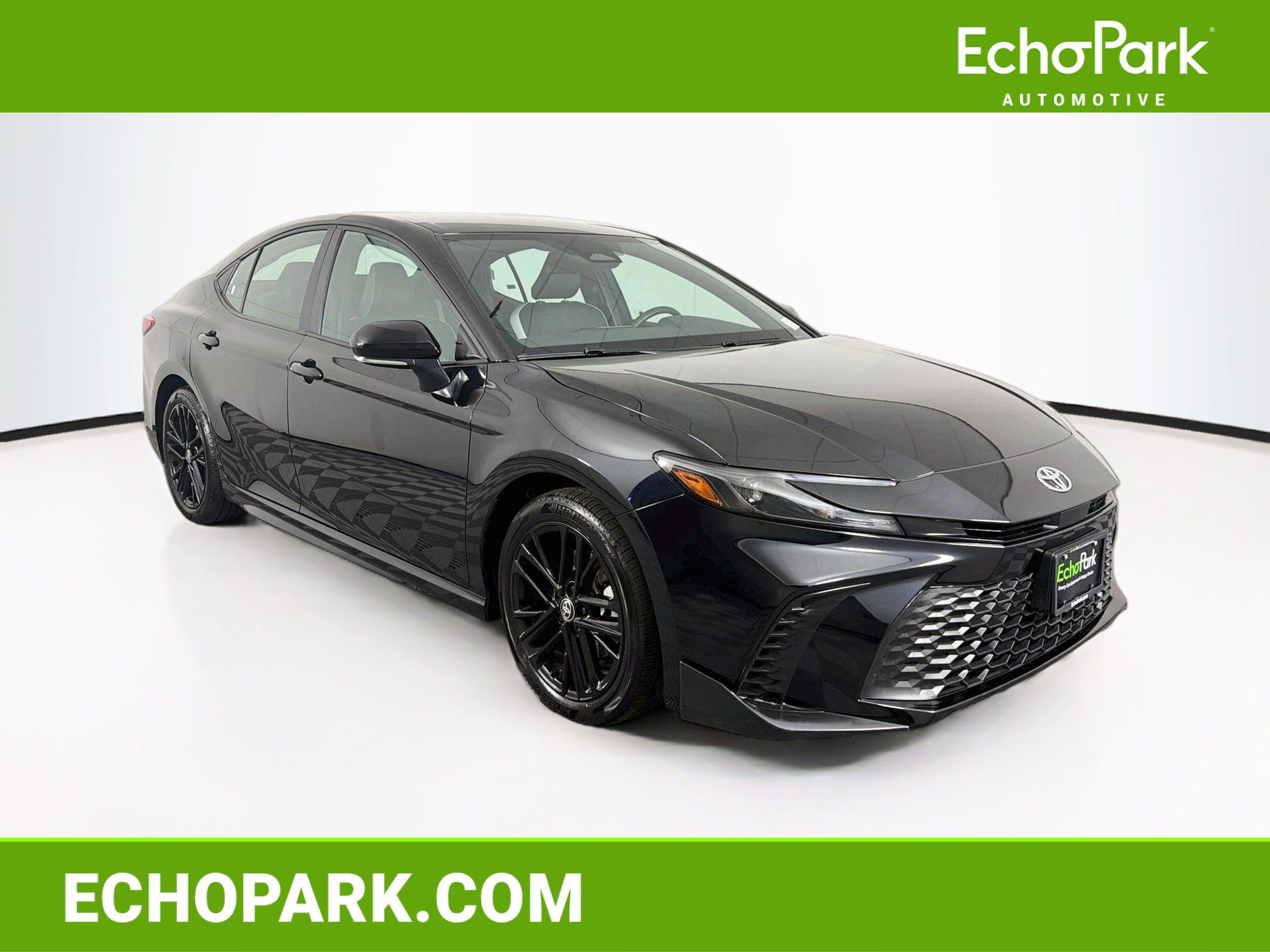 Used 2025 Toyota Camry SE FWD image 1