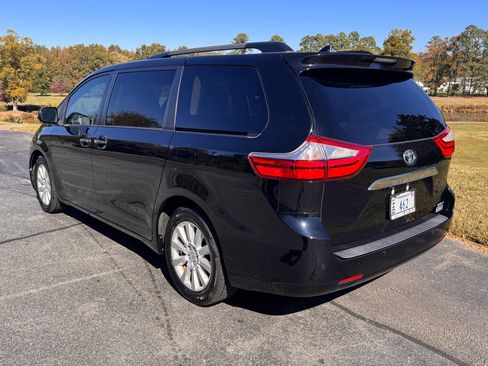 Used 2017 Toyota Sienna Limited Premium image 11