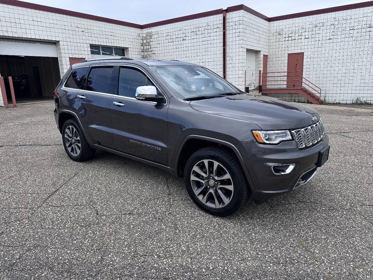 Used 2018 Jeep Grand Cherokee Overland AWD/4WD image 2