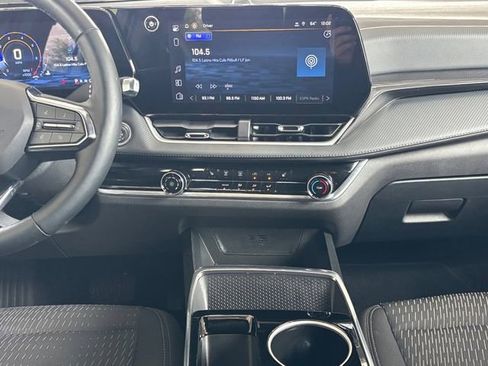 Used 2025 Chevrolet Equinox LT FWD image 3