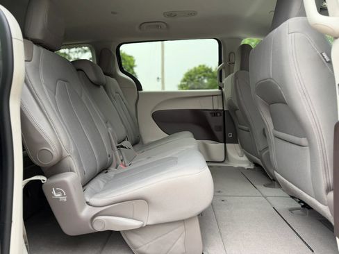 Used 2017 Chrysler Pacifica Touring w/ Tire & Wheel Group FWD image 31