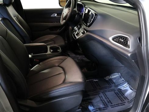 Used 2026 Chrysler Pacifica Select FWD image 32