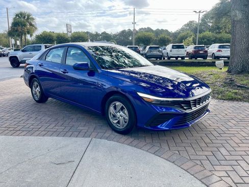 Used 2025 Hyundai Elantra SE image 6