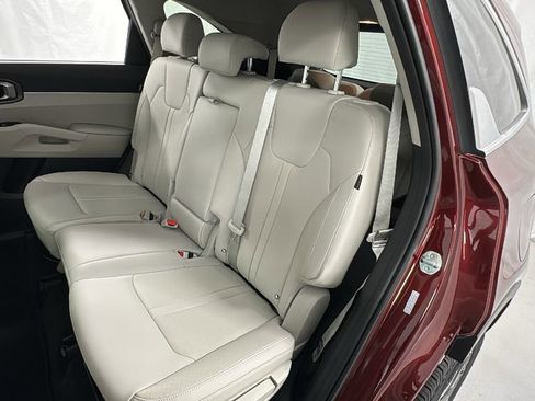 Used 2025 Kia Sorento S image 12
