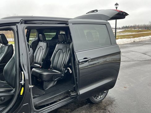 Used 2023 Chrysler Pacifica Limited w/ S Appearance Package image 35