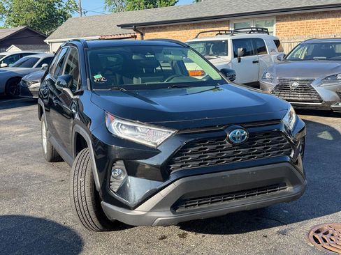Used 2021 Toyota RAV4 XLE w/ Convenience Package AWD/4WD image 3