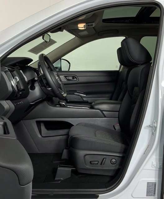 Used 2025 Nissan Pathfinder SV w/ SV Premium Package FWD image 14