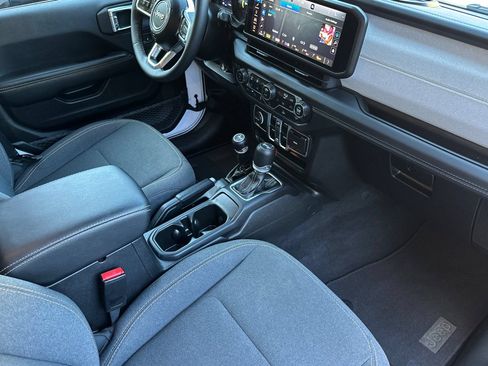 Used 2025 Jeep Wrangler Unlimited Sahara AWD/4WD image 16