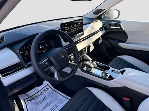 New 2026 Mitsubishi Outlander SE image 9