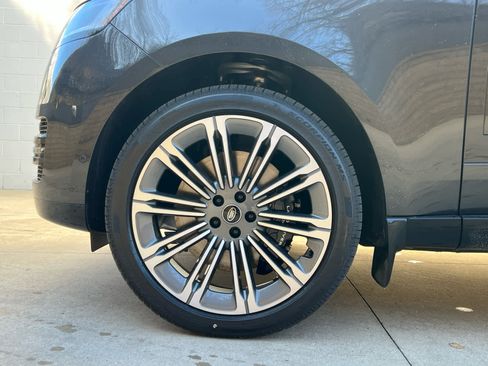 Certified 2025 Land Rover Range Rover SE image 6