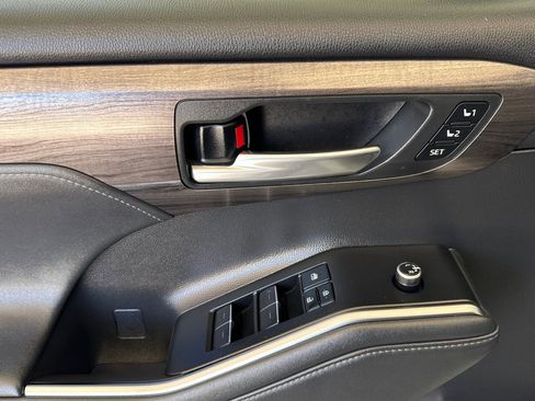 Used 2021 Toyota Highlander Limited image 11