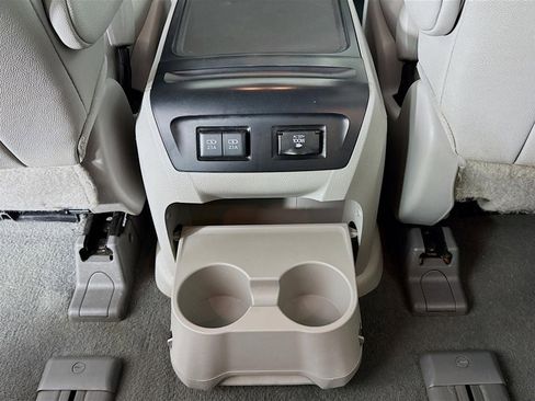 Used 2020 Toyota Sienna XLE image 28