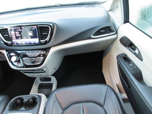 Used 2023 Chrysler Pacifica Touring-L FWD image 16