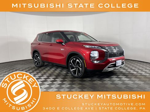 Used 2024 Mitsubishi Outlander SE image 1