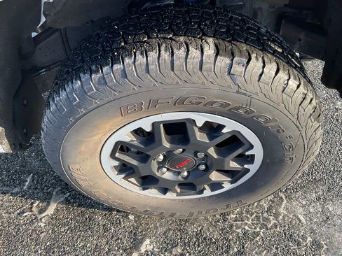 Used 2025 Toyota Tacoma TRD Off-Road image 11