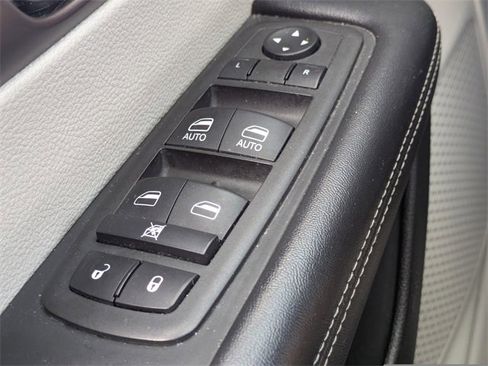 Used 2022 Chrysler Voyager LX image 24