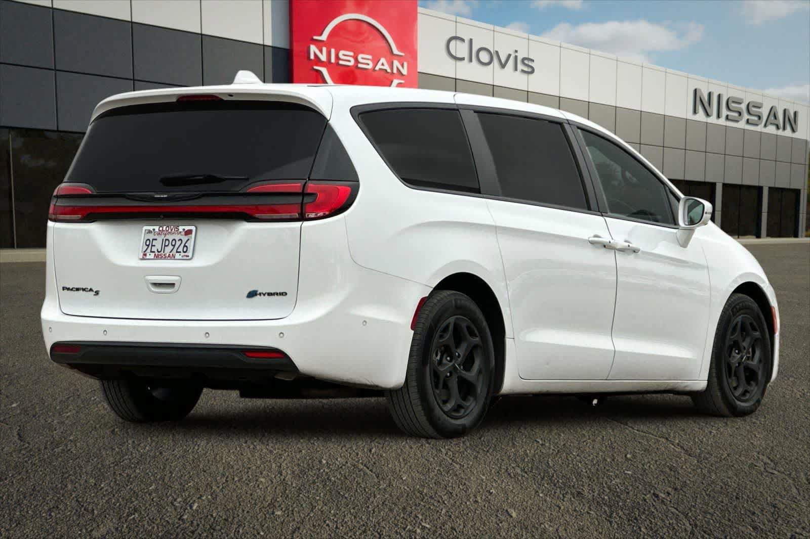 Used 2022 Chrysler Pacifica Limited w/ S Appearance Package FWD image 3