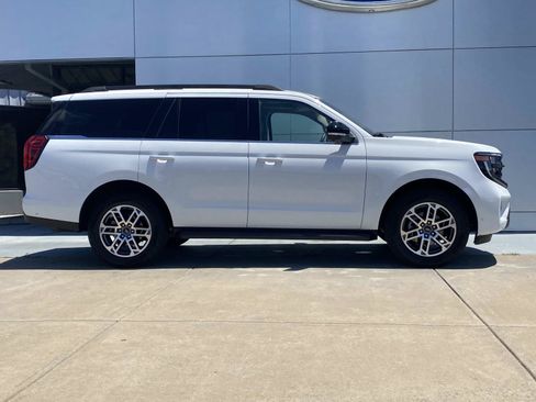 Used 2025 Ford Expedition Active AWD/4WD image 3