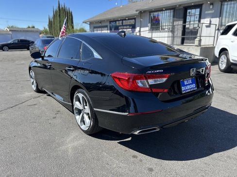 Used 2018 Honda Accord Touring image 4