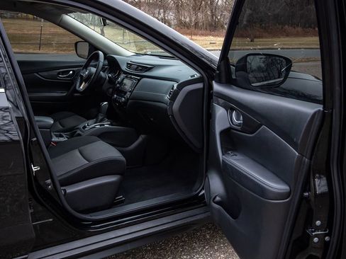 Used 2020 Nissan Rogue SV w/ Premium Package image 17