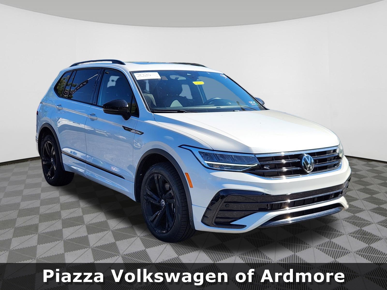 Certified 2024 Volkswagen Tiguan SE R-Line AWD/4WD image 1