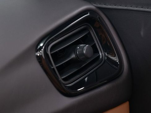 Used 2023 Aston Martin V8 Vantage Roadster image 40