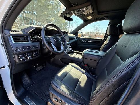 Used 2024 GMC Yukon Denali w/ Advanced Technology Package AWD/4WD image 10