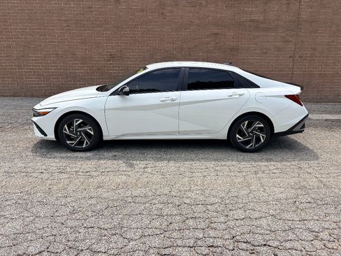 Used 2025 Hyundai Elantra SEL FWD image 2