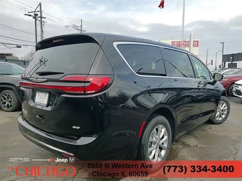 New 2025 Chrysler Pacifica Select AWD/4WD image 5