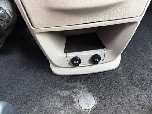 Used 2018 Dodge Grand Caravan SE w/ UConnect Hands-Free Group image 16