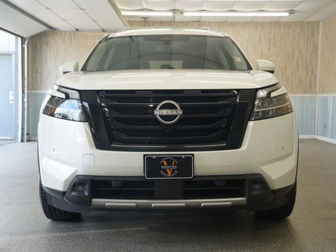 Used 2023 Nissan Pathfinder SL w/ Lighting Package (N92) FWD image 3