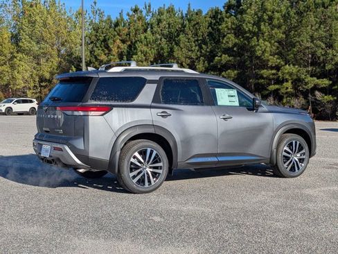 New 2025 Nissan Pathfinder Platinum image 4