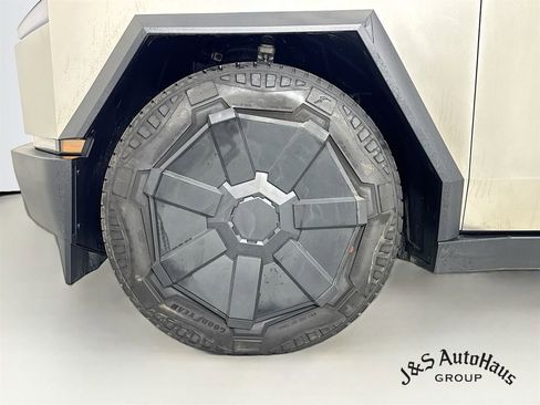 Used 2024 Tesla Cybertruck AWD Crew Cab image 39