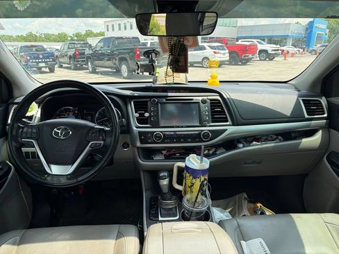 Used 2017 Toyota Highlander XLE AWD/4WD image 5