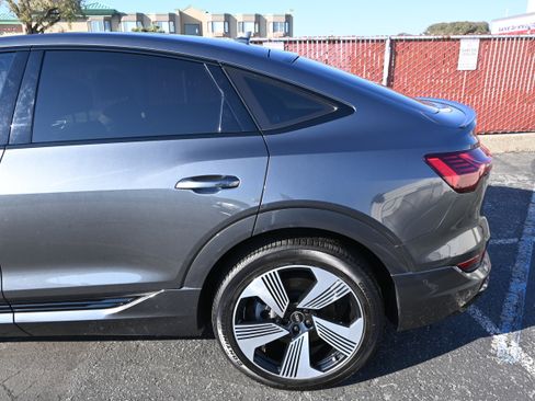 Used 2021 Audi e-tron Prestige w/ Prestige Package image 6