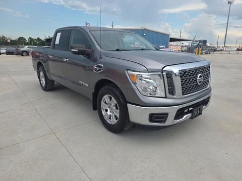 Used 2017 Nissan Titan SV RWD image 9