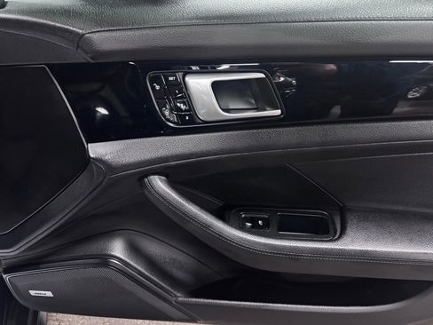 Used 2018 Porsche Panamera 4 image 19