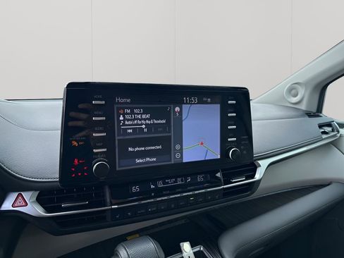 Used 2021 Toyota Sienna Limited image 34