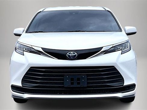 Used 2023 Toyota Sienna LE image 3