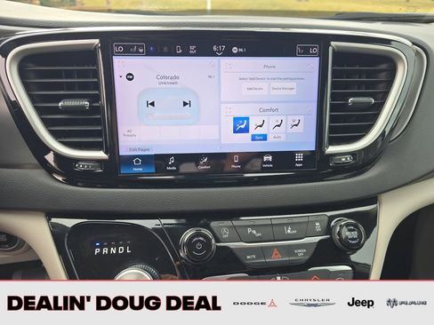 Used 2024 Chrysler Pacifica Touring-L image 19