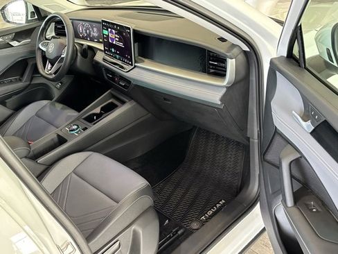 Used 2025 Volkswagen Tiguan SE image 28