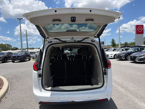 Used 2024 Chrysler Pacifica Limited FWD image 9
