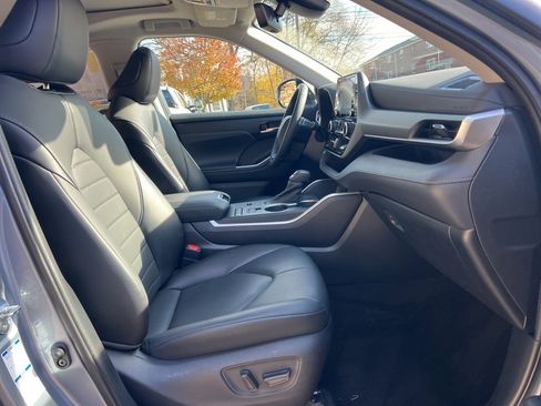 Used 2021 Toyota Highlander XLE image 24