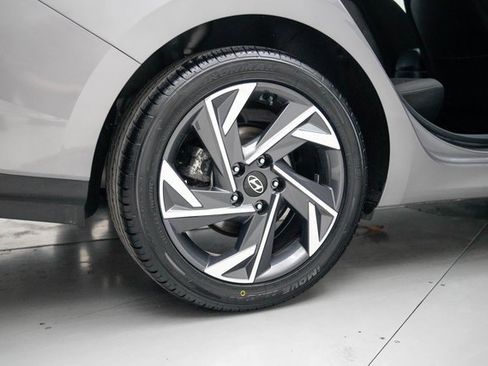 Used 2025 Hyundai Elantra SEL image 12