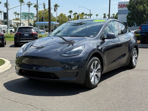 Used 2024 Tesla Model Y Long Range RWD image 9