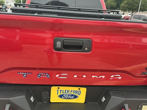 Used 2020 Toyota Tacoma TRD Off-Road AWD/4WD image 11